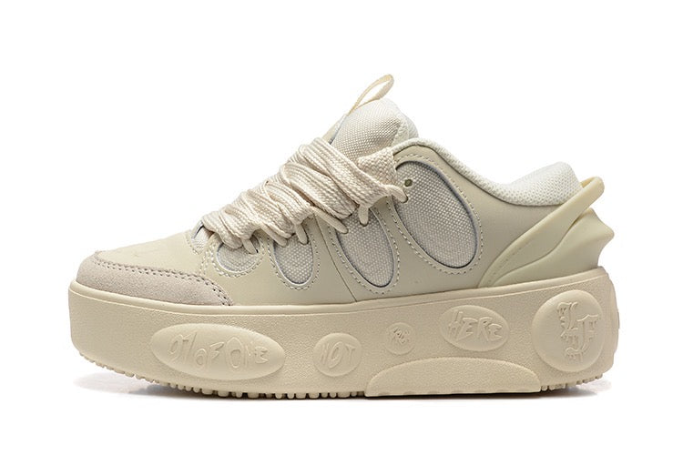 Puma Sneakers dans une couleur neutre et élégante, parfaites pour le confort et la performance en toutes occasions.